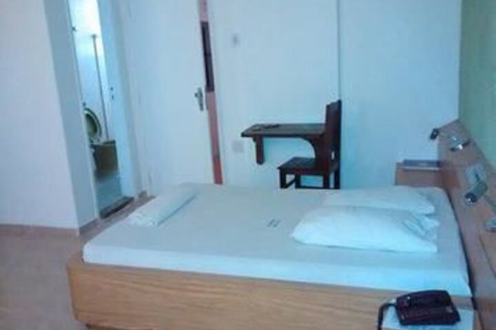 Room 5 of 10