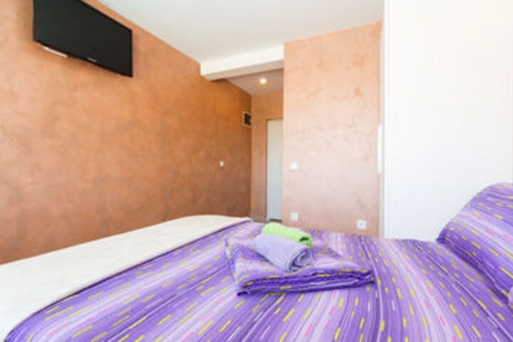 Room 4 of 28