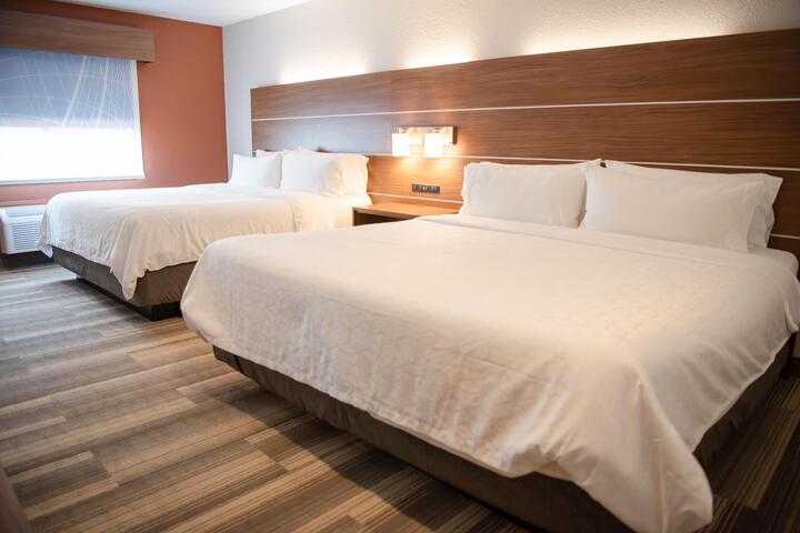 2 Queen Beds (3 of 6)