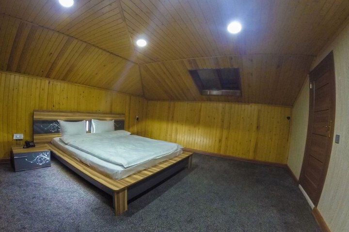 Room 4 of 18