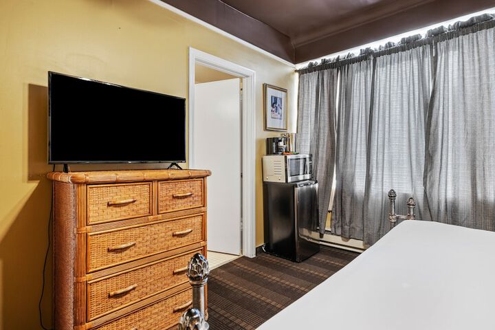 1 Queen Bed (8 of 10)