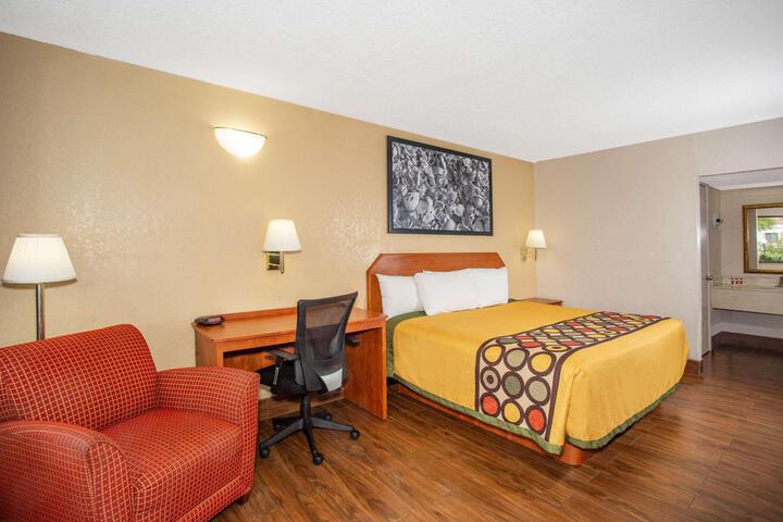 1 King Bed (6 of 20)
