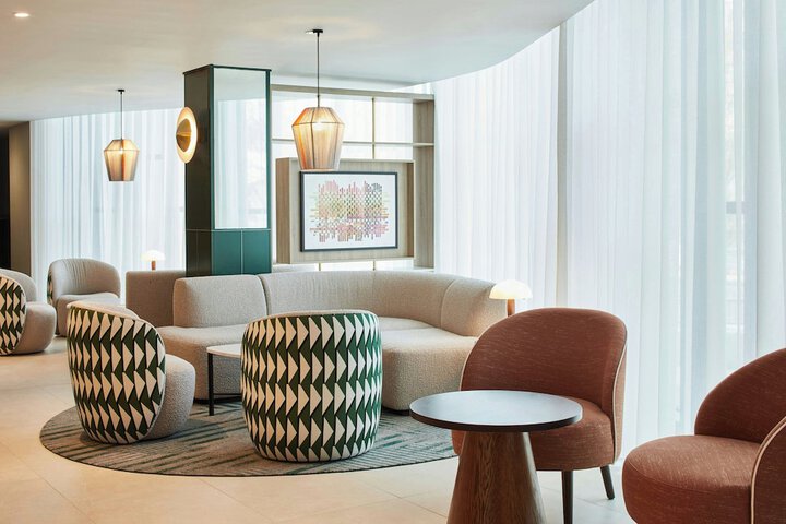 Lounge 53 of 82