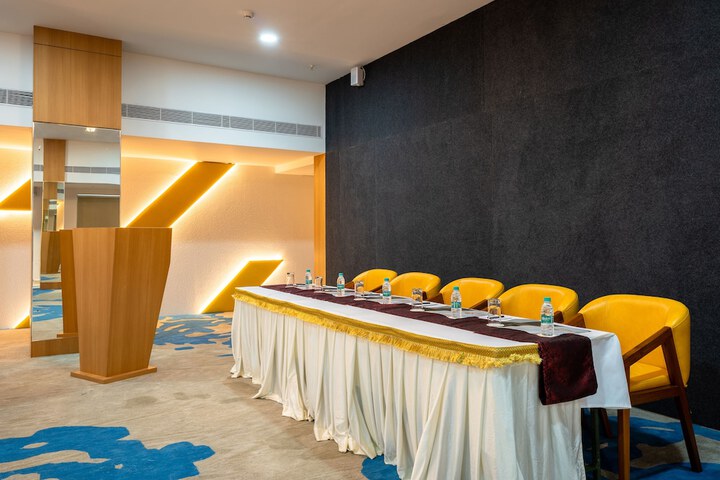 Ballroom/Hall 27 of 31