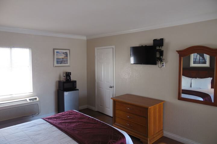 1 Queen Bed (7 of 12)