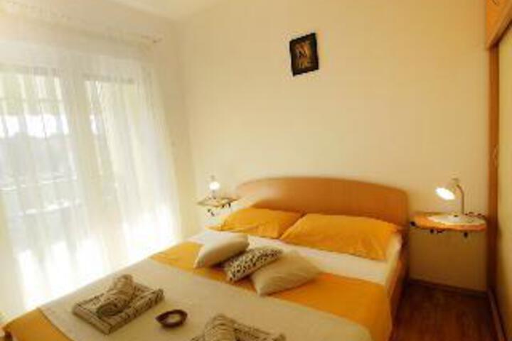 Room 6 of 10