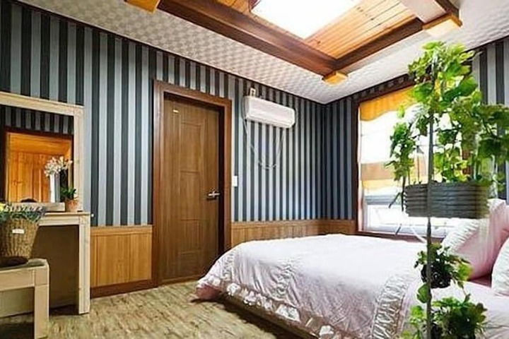 Room 11 of 28