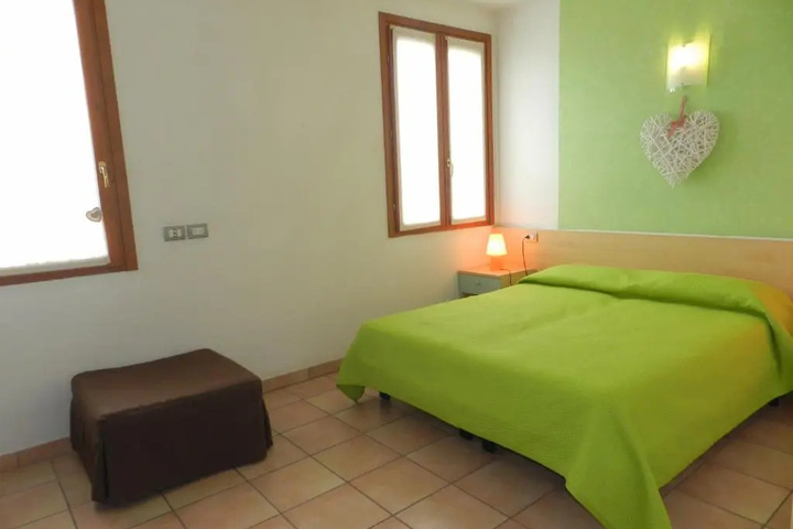 Room 5 of 15