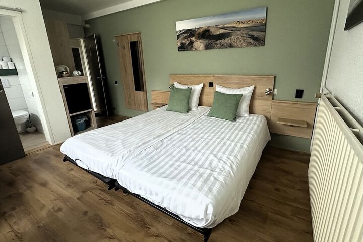 Room 9 of 26