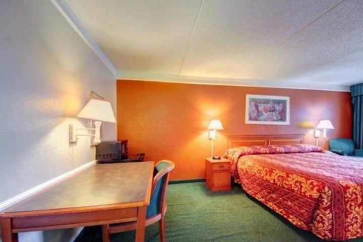 Room 5 of 11
