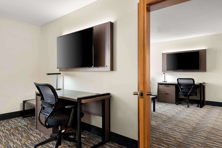 1 King Accessible Bathtub First Floor Microwave, Refrigerator WiFi Continental Breakfast (1 of 23)