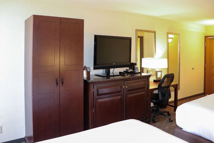 2 Queen Beds (2 of 3)