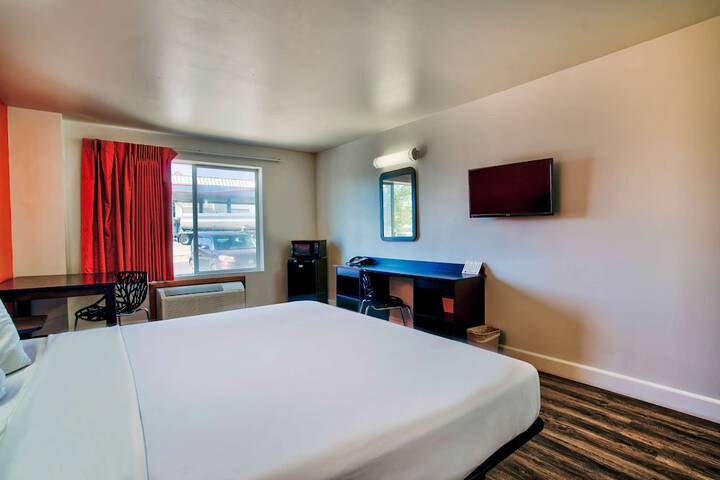 1 King Bed (5 of 7)