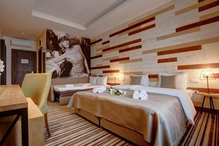 Room 8 of 17