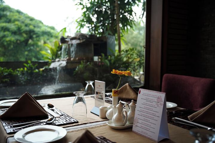 Dining 36 of 52