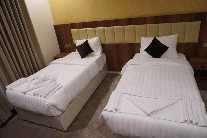Room 4 of 9