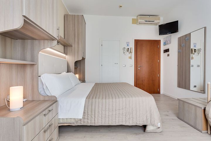 Room 7 of 16