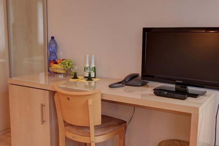 Room 10 of 33