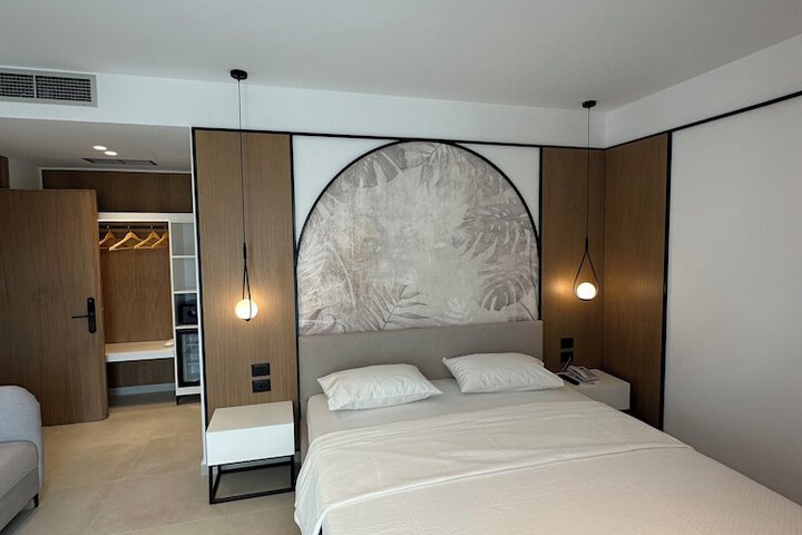 Room 4 of 38