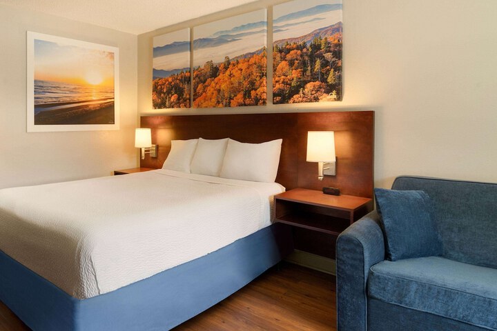 1 Queen Bed Deluxe Mobility Accessible (9 of 14)
