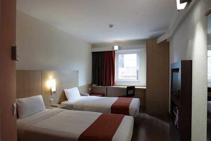 Room 17 of 38