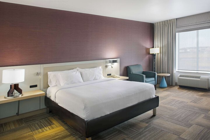 1 King Bed (3 of 24)