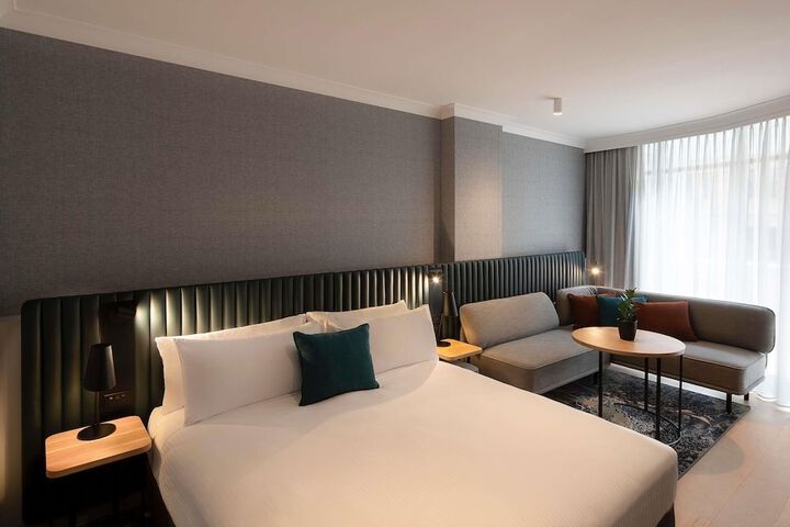Room 4 of 102