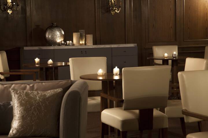 Lounge 61 of 103