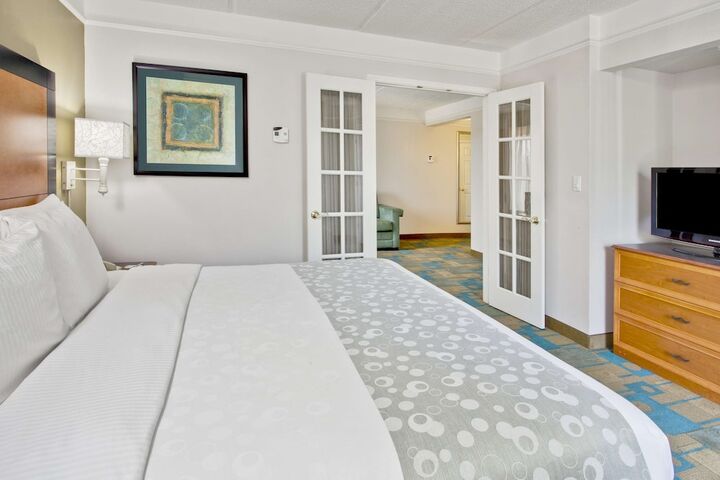 1 King Bed (3 of 14)