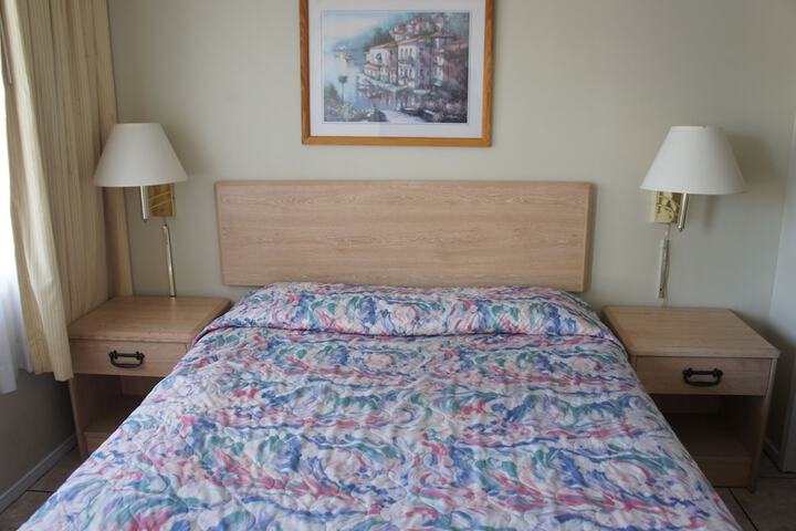 1 Queen Bed (2 of 8)
