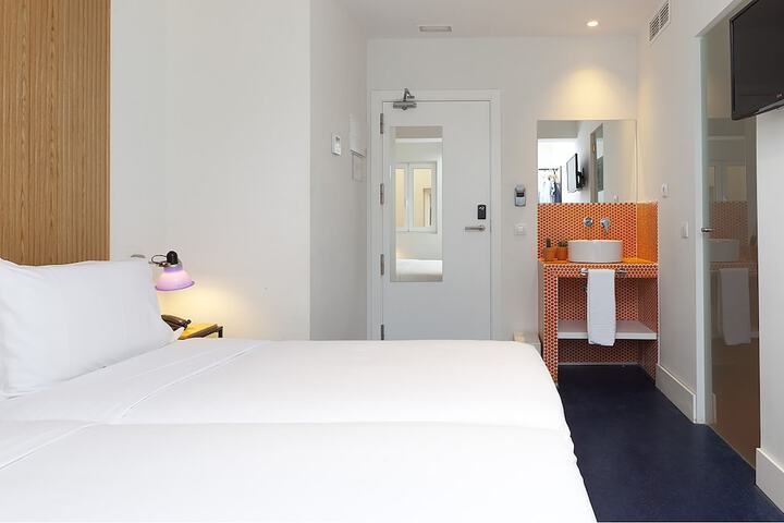 Room 13 of 73