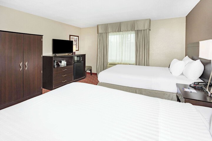 2 Queen Beds (3 of 6)