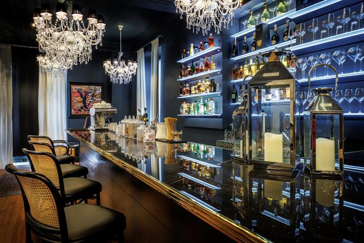 Lounge 19 of 53