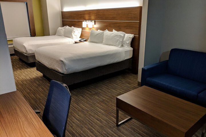 1 King Suite Comm Accessible Tub Sofa Bed (2 of 4)