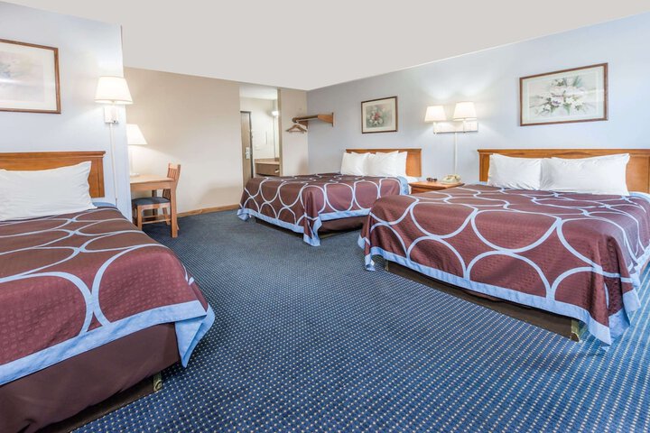1 Queen Bed (6 of 18)