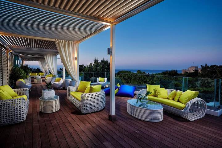 Lounge 114 of 139
