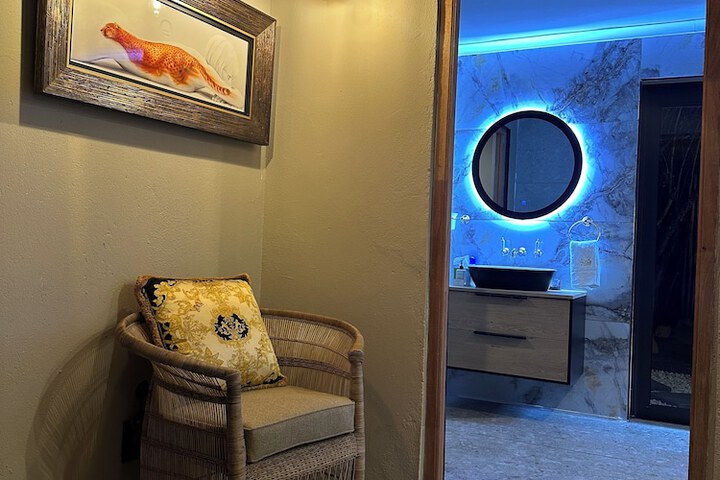 Lounge 54 of 81