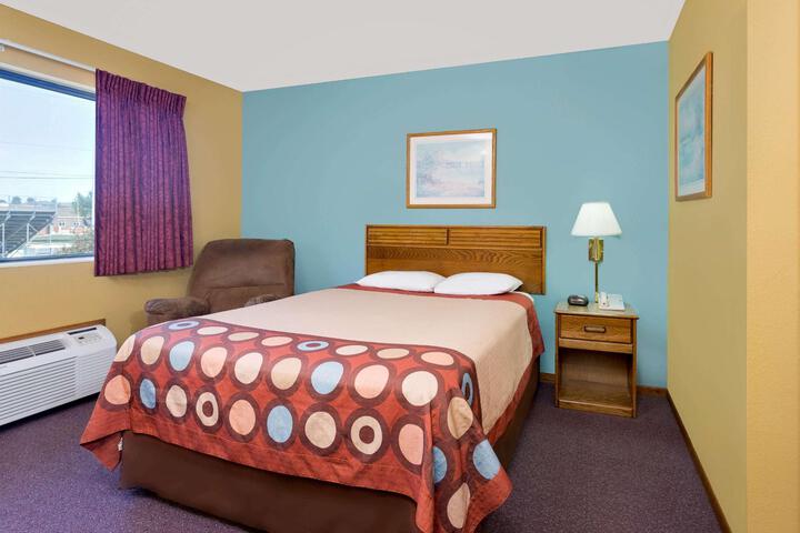 1 Queen Bed (16 of 19)