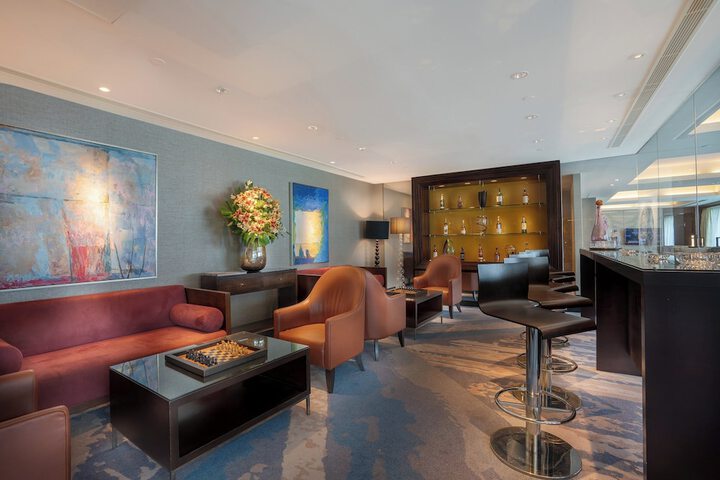 Lounge 113 of 130