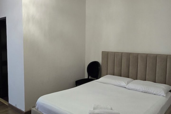 Room 5 of 17