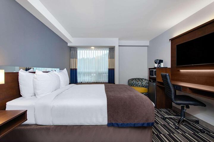 1 Queen Bed (3 of 34)