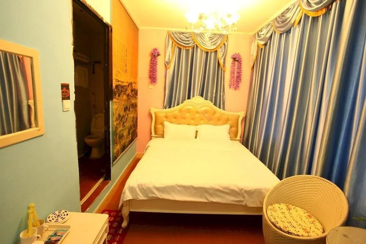 Room 2 of 8