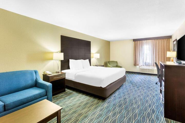 1 King Bed Microwave and Refrigerator 32 Inch LCD Television Sofa Bed High Speed Internet Accessible Full Breakfast (4 of 22)