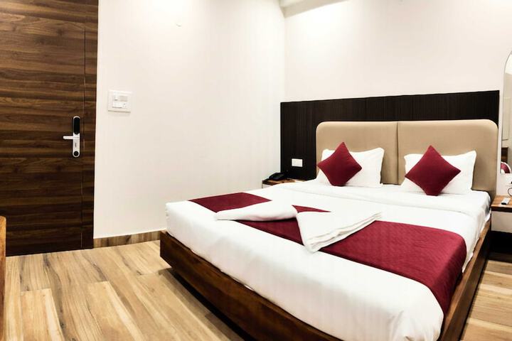 Room 5 of 8