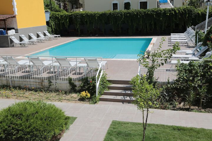 Pool 44 of 58