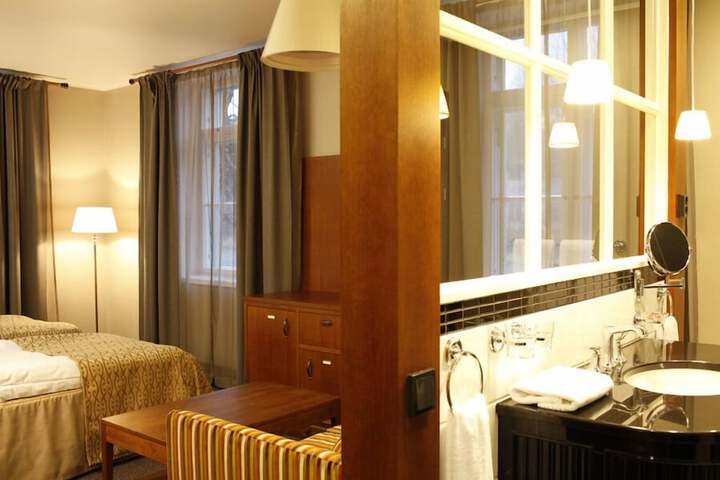 Room 16 of 48