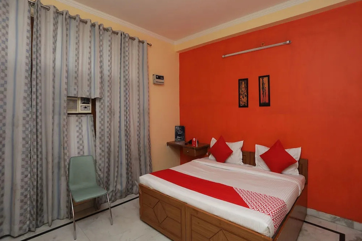 Room 5 of 12