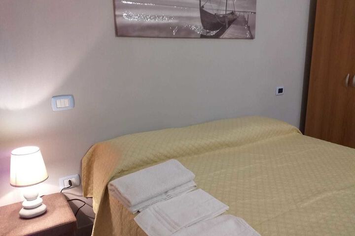 Room 6 of 9