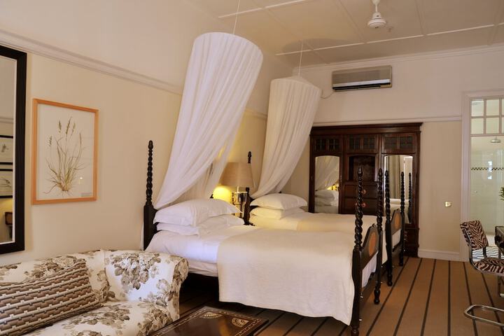 Room 4 of 130