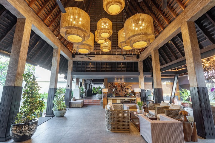 Entrance & Lobby